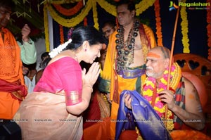 Vishaka Saradha Peetam Swami Visits Filmnagar Temple