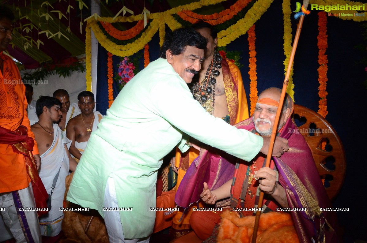 Vishaka Saradha Peetam Sri Swaroopananda Saraswathi, Sri Swathmaanandendra Saraswathi visit Filmnagar Temple