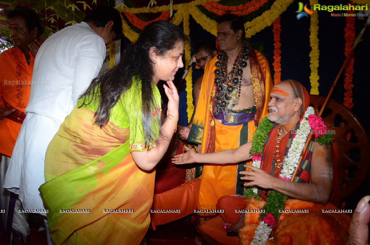 Vishaka Saradha Peetam Sri Swaroopananda Saraswathi, Sri Swathmaanandendra Saraswathi visit Filmnagar Temple