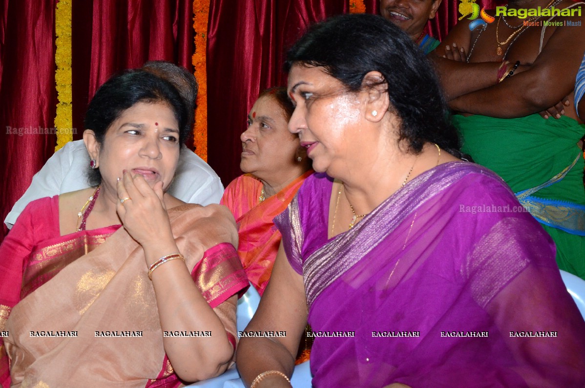 Vishaka Saradha Peetam Sri Swaroopananda Saraswathi, Sri Swathmaanandendra Saraswathi visit Filmnagar Temple