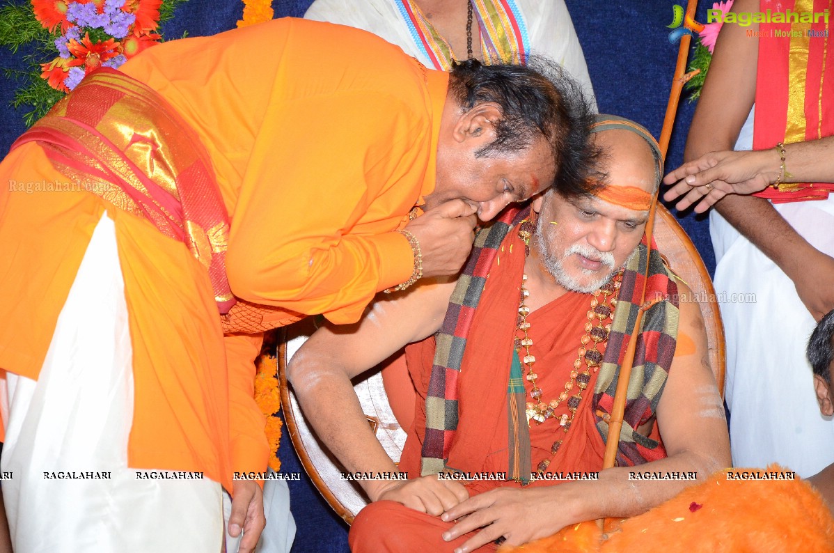 Vishaka Saradha Peetam Sri Swaroopananda Saraswathi, Sri Swathmaanandendra Saraswathi visit Filmnagar Temple