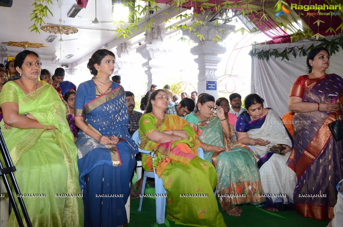 Vishaka Saradha Peetam Sri Swaroopananda Saraswathi, Sri Swathmaanandendra Saraswathi visit Filmnagar Temple