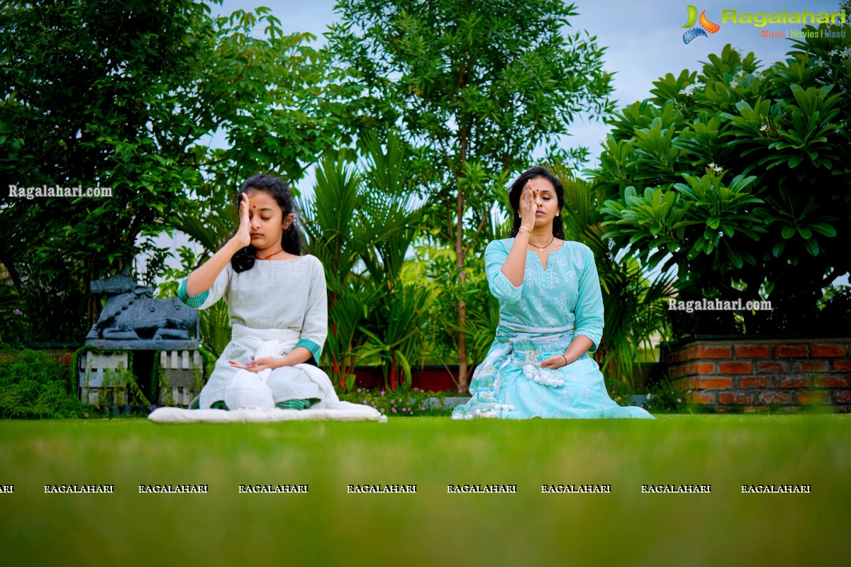 Telugu Pop Singer Smita And Daughter Shivi Yoga Session