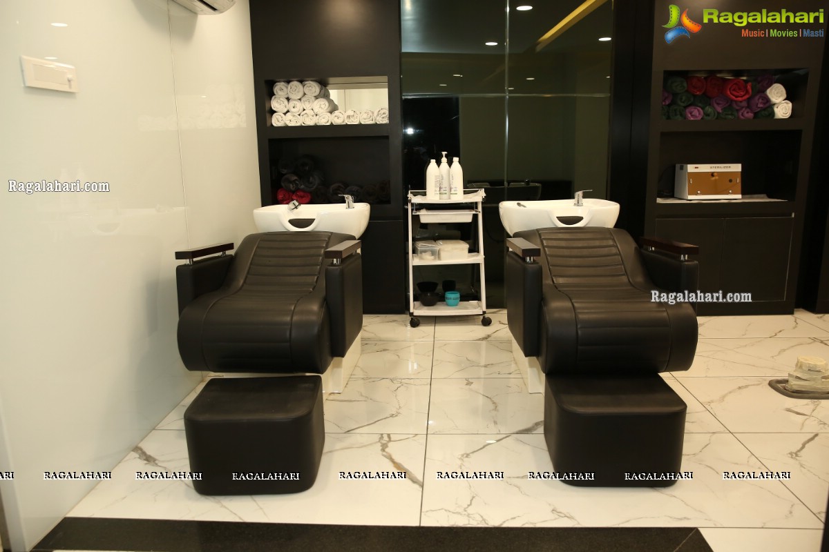 Naturals Family Salon in Association with Godrej Professional Launches Suraksha Salon Program