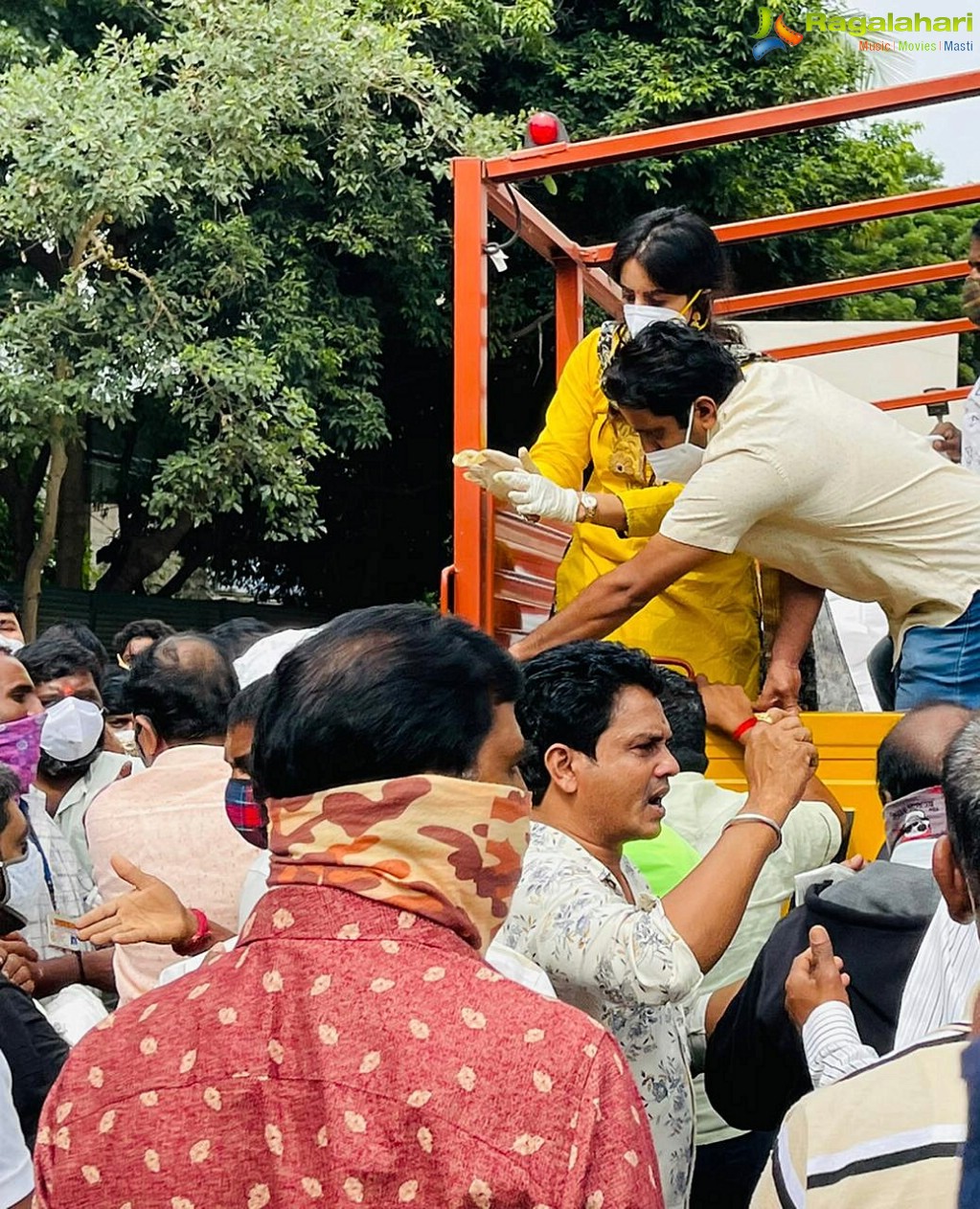 Sanjana Galrani Distributes Food and Essentials