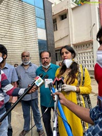 Sanjana Galrani Distributes Food and Essentials