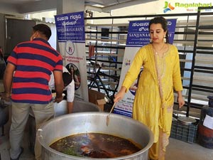 Sanjana Galrani Distributes Food and Essentials