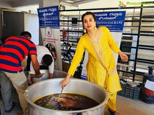 Sanjana Galrani Distributes Food and Essentials