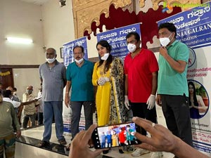 Sanjana Galrani Distributes Food and Essentials