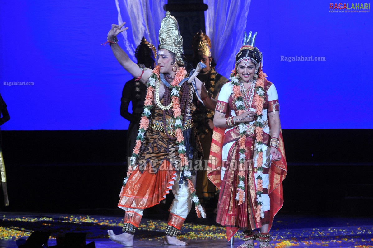 Hema Malini at TSR Awards 2011