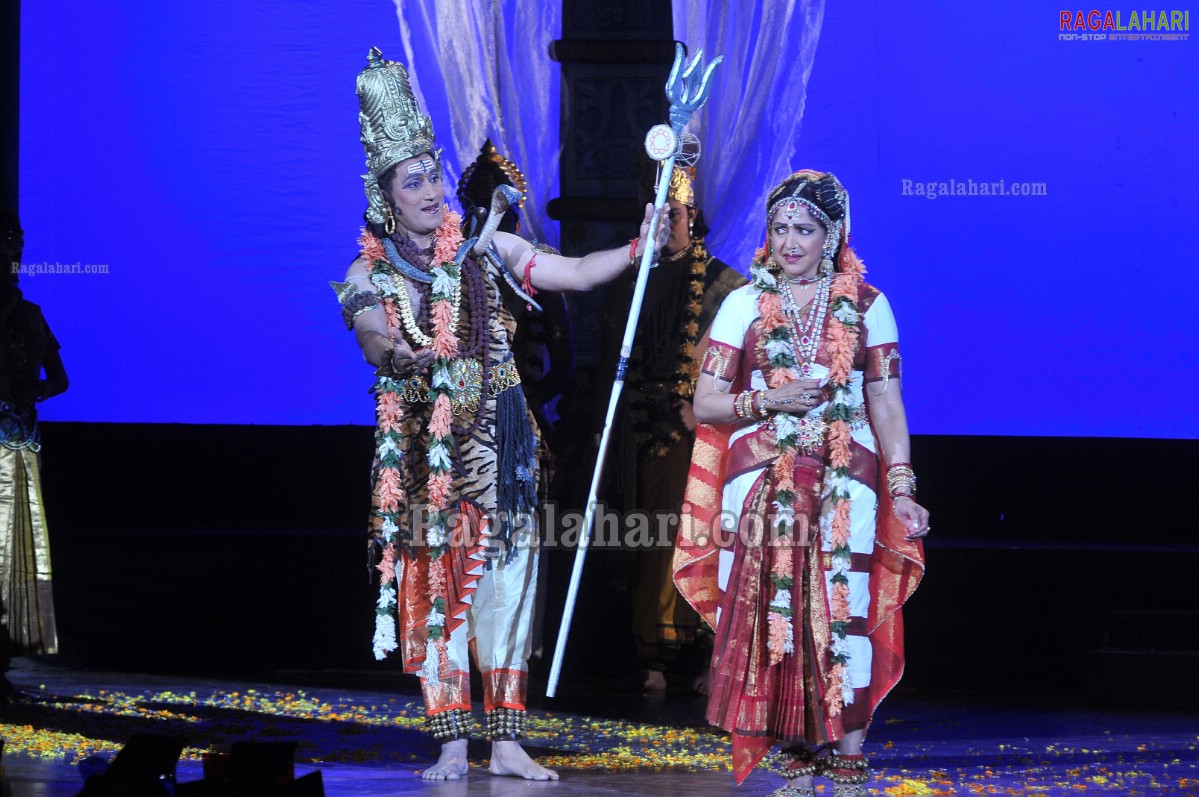 Hema Malini at TSR Awards 2011