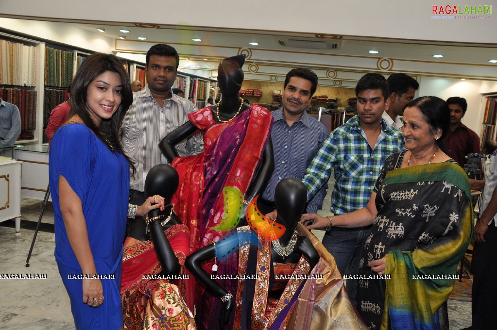 Usha Raghunathan's Vedhavalli Collection Launch at Singhanias