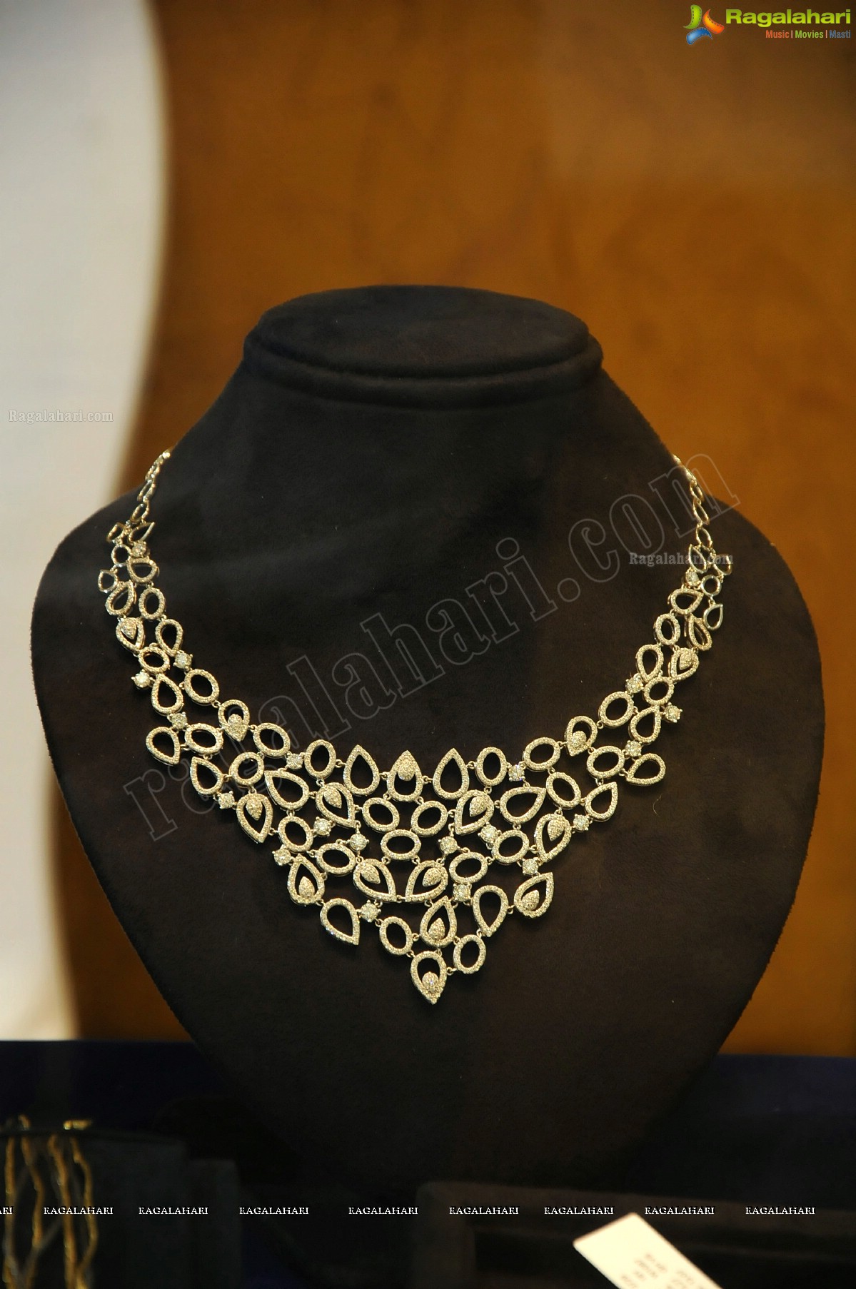 Shilpa Shirodkar Jewellery Art Exhibition