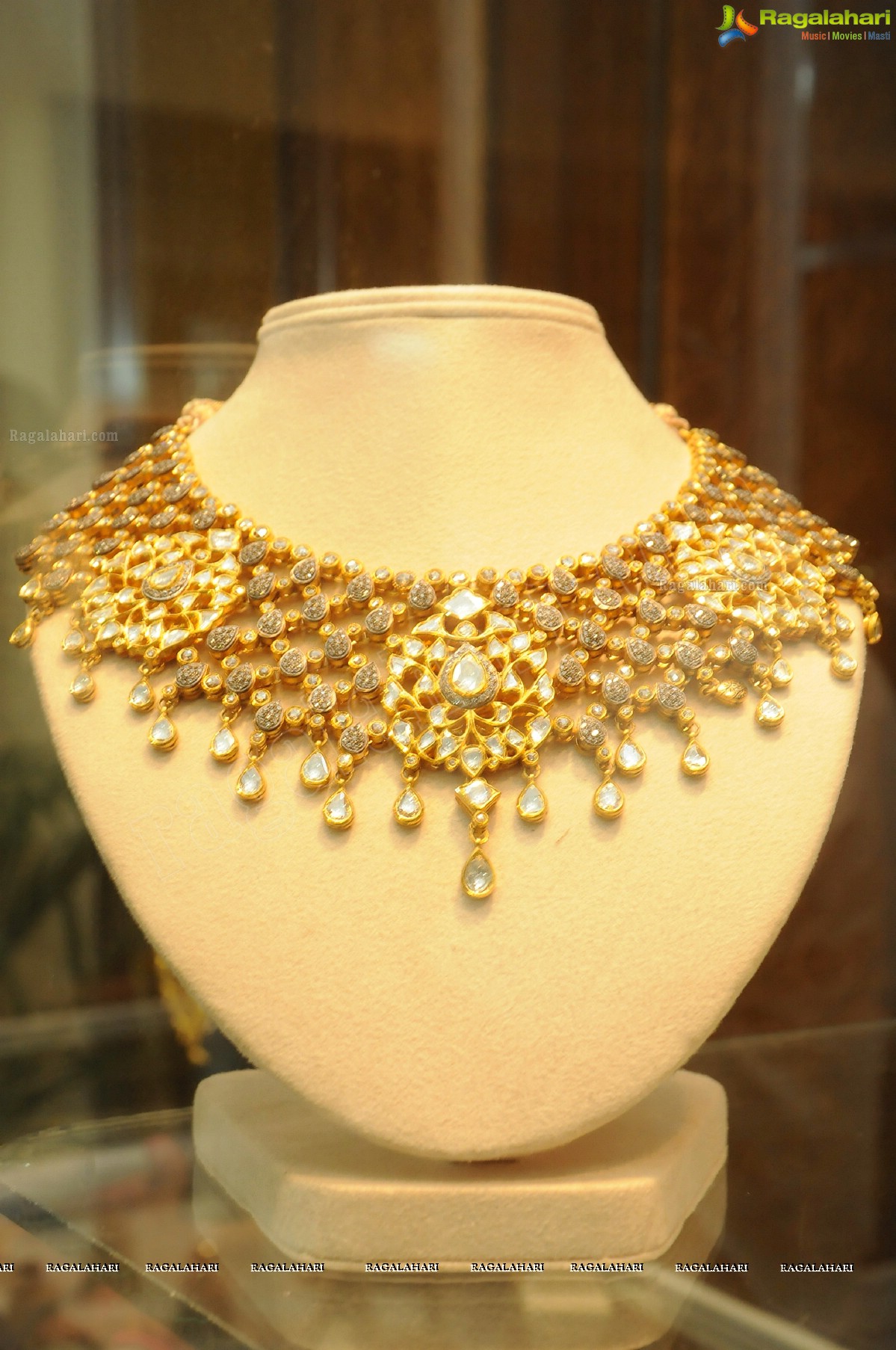 Shilpa Shirodkar Jewellery Art Exhibition