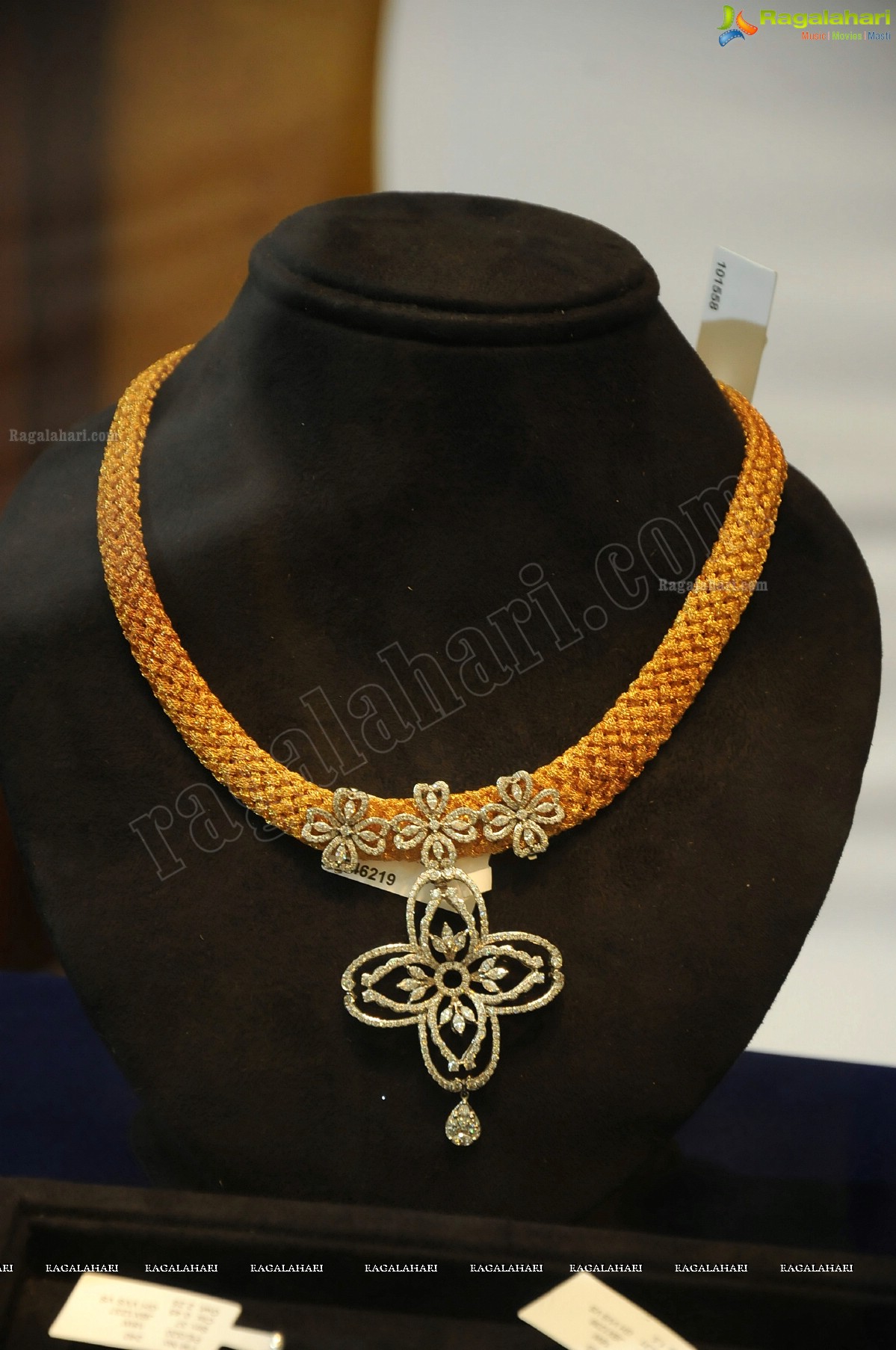 Shilpa Shirodkar Jewellery Art Exhibition