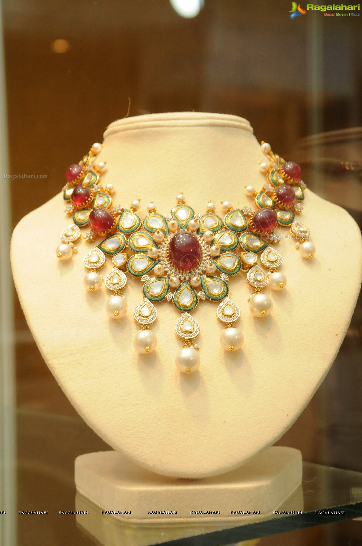 Shilpa Shirodkar Jewellery Art Exhibition