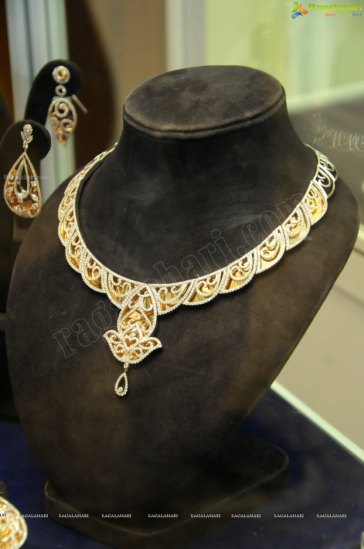 Shilpa Shirodkar Jewellery Art Exhibition