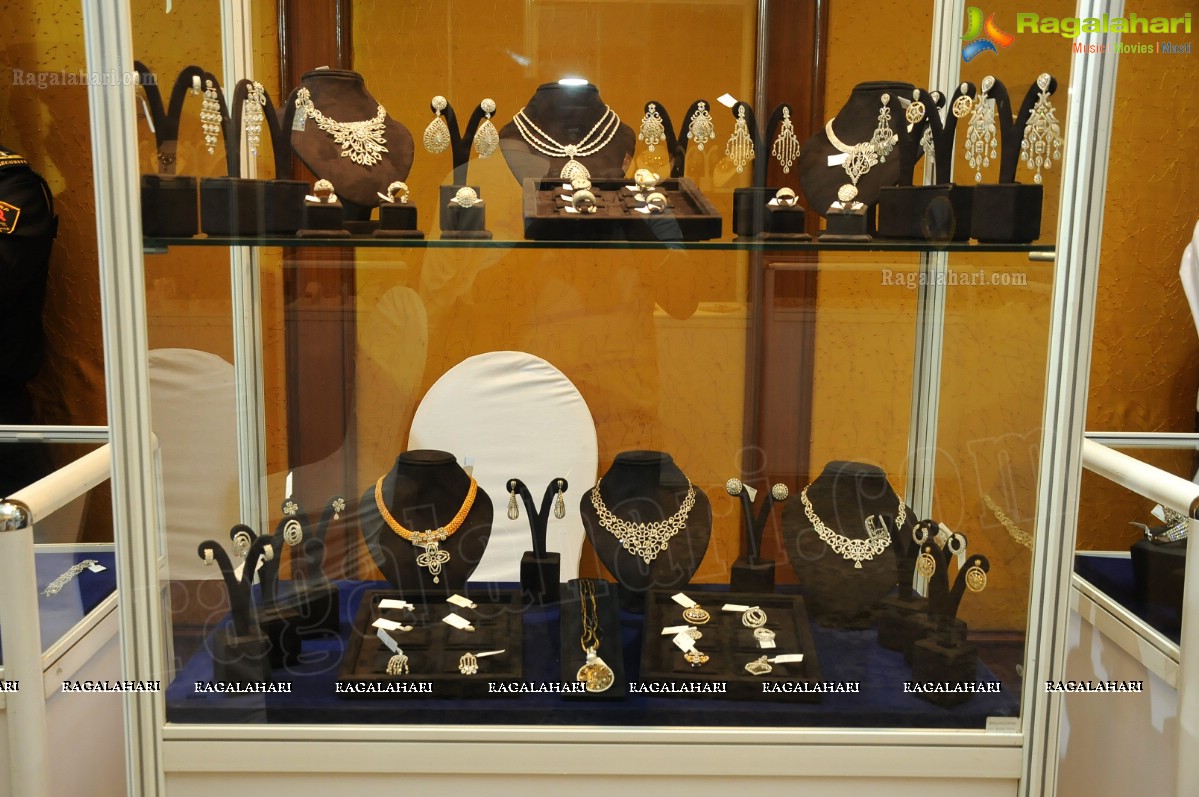 Shilpa Shirodkar Jewellery Art Exhibition