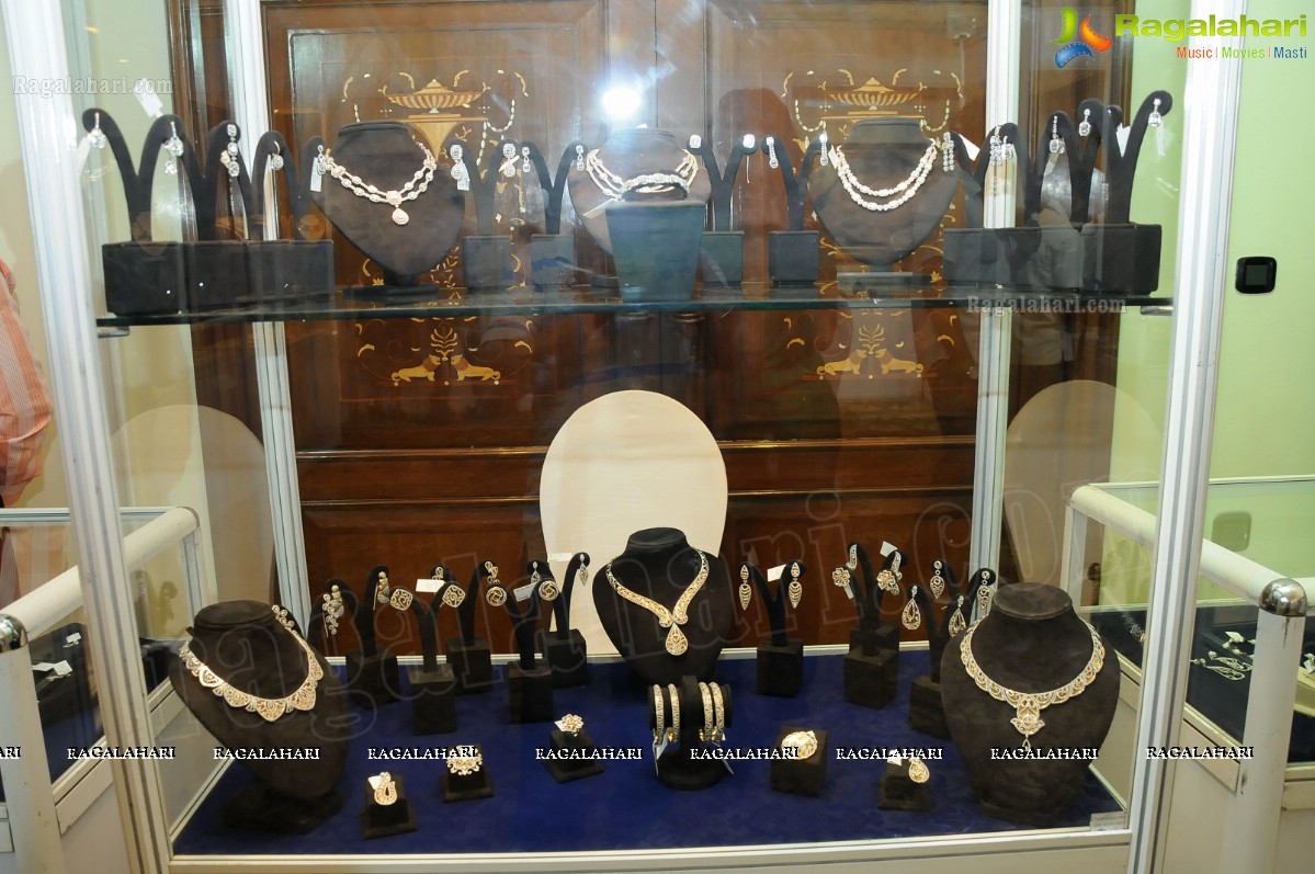 Shilpa Shirodkar Jewellery Art Exhibition
