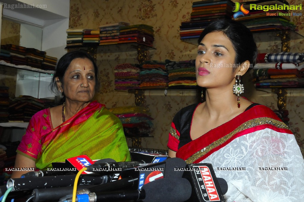 Shraddha Das Launches Usha Raghunathan's Choli Collection at Singhania's