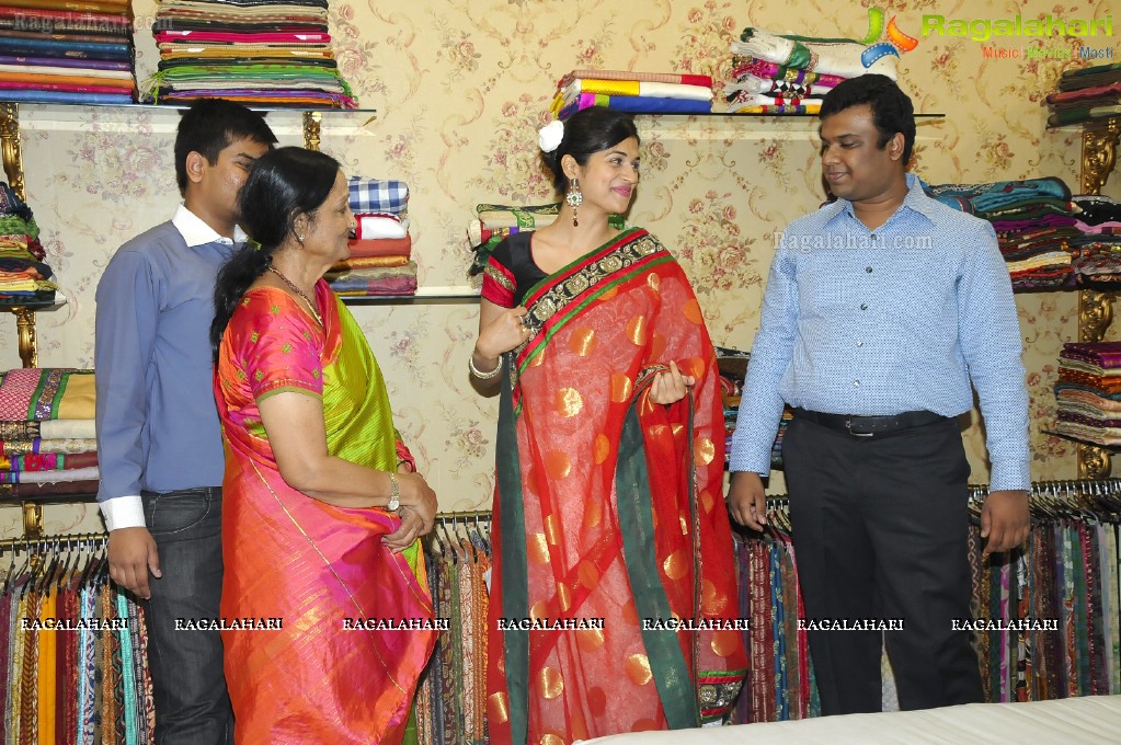 Shraddha Das Launches Usha Raghunathan's Choli Collection at Singhania's