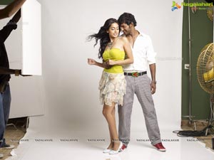 Vishal, Thanu Sree Dutta, Neetu Chandra, Sarah Jane Dias