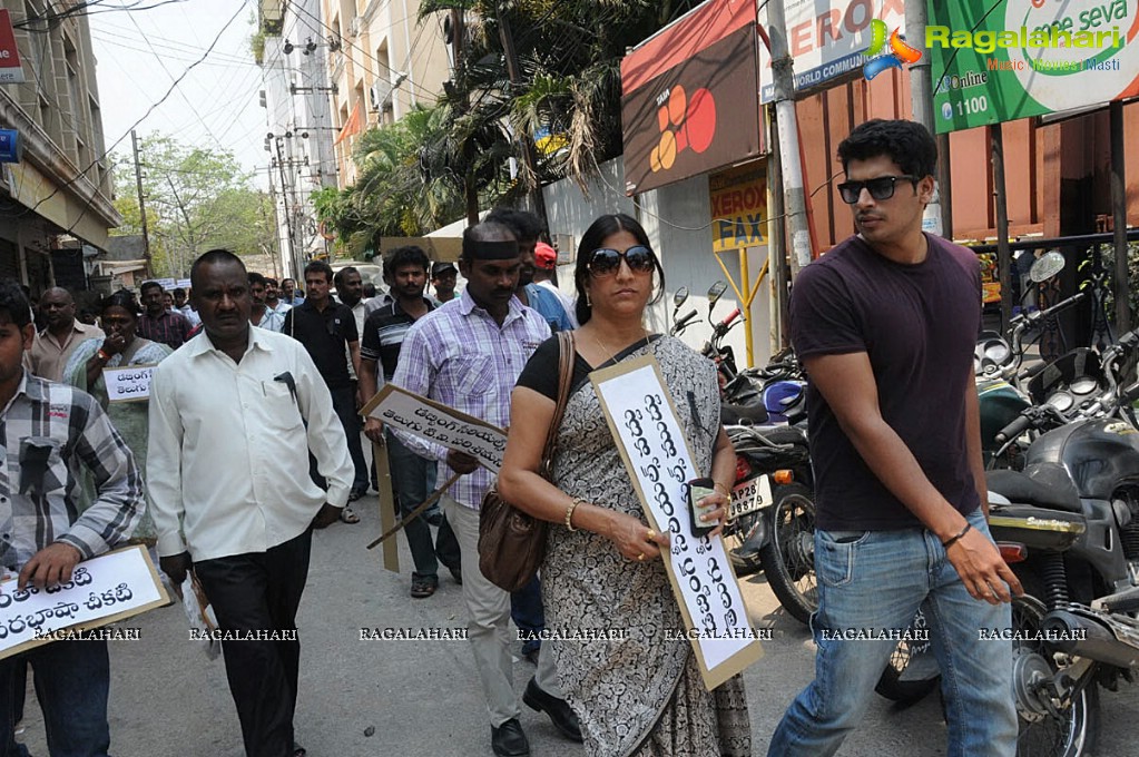 Telugu TV Actors protest opposite Maa TV