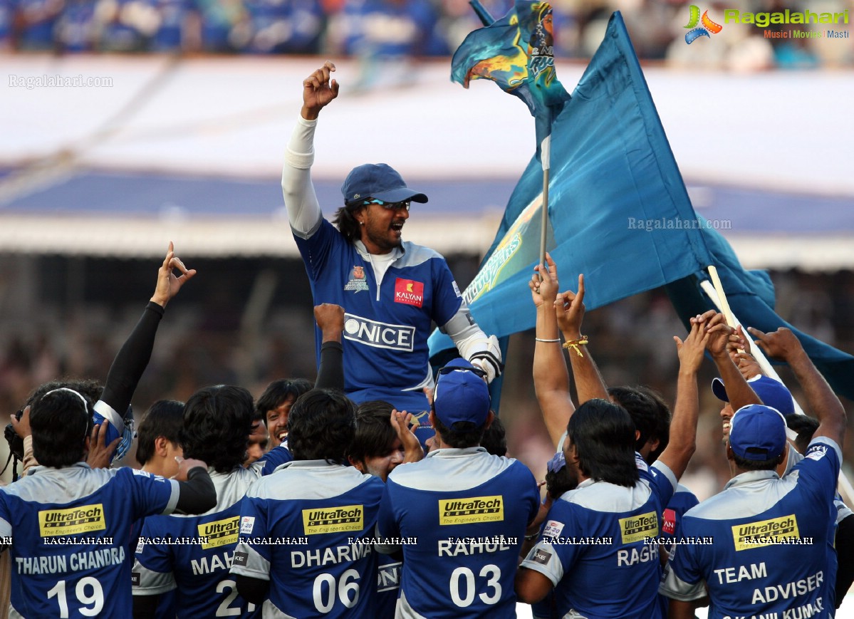 CCL 3: Kerala Strikers Vs Karnataka Bulldozers