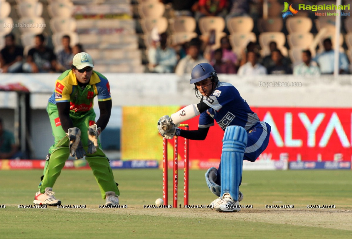 CCL 3: Kerala Strikers Vs Karnataka Bulldozers