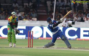 CCL 3: Kerala Strikers Vs Karnataka Bulldozers 2013