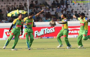 CCL 3: Kerala Strikers Vs Karnataka Bulldozers 2013