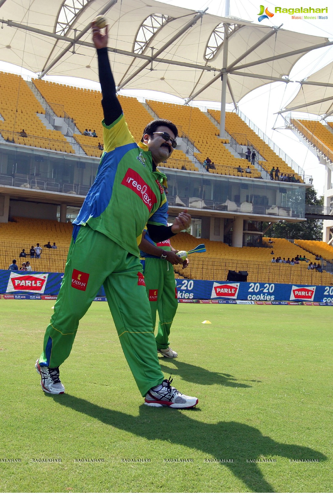 CCL 3: Kerala Strikers vs Karnataka Bulldozers Match (Set 1)