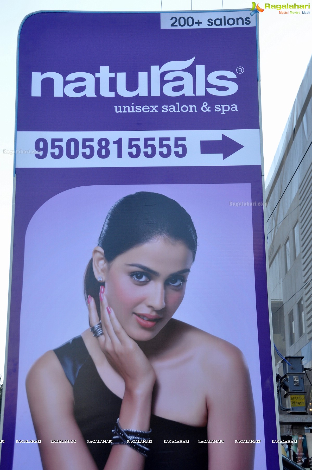 Archana launches Naturals Family Salon at Vanasthalipuram, Hyderabad