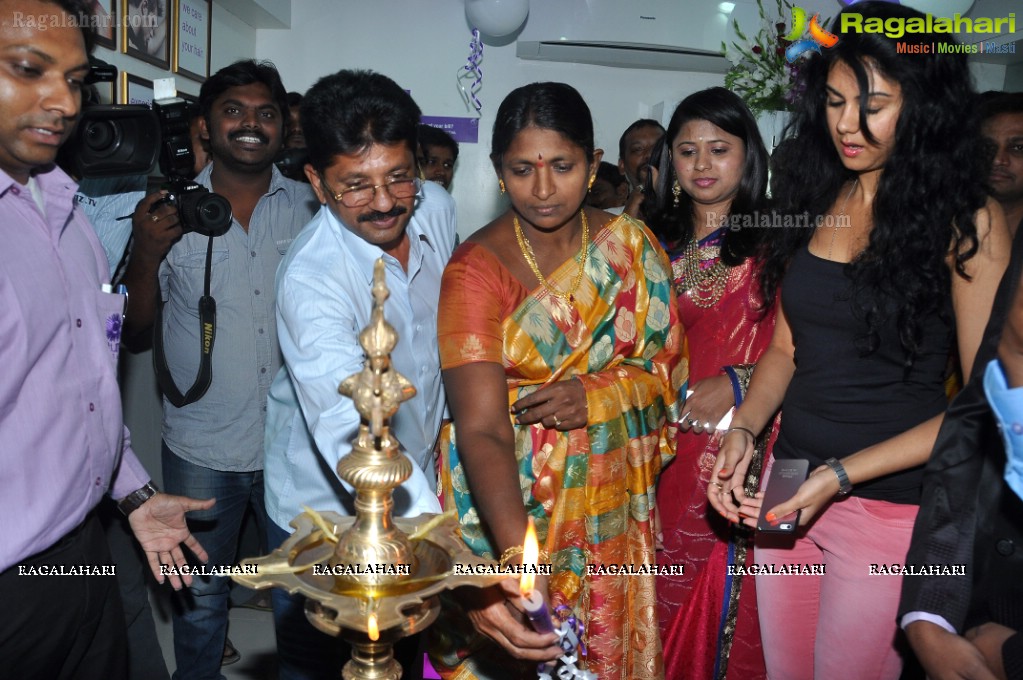 Kamna Jethmalani launches Naturals Family Salon & Spa at Chandhanagar, Hyderabad