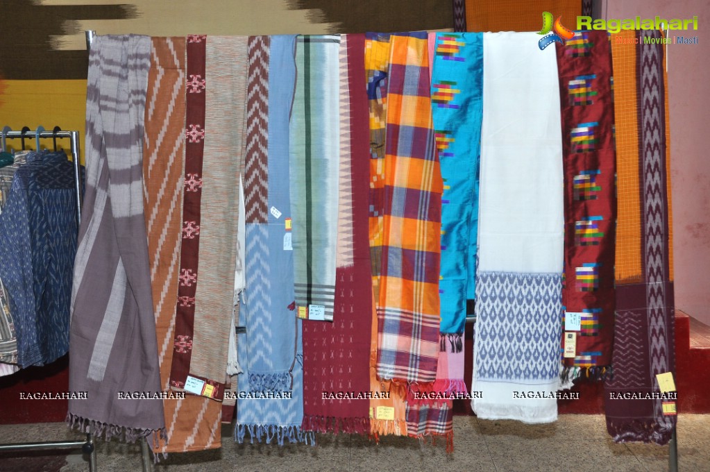 Puvisha Manoharan inaugurates Pochampally IKAT Art Mela at Madhapur, Hyderabad