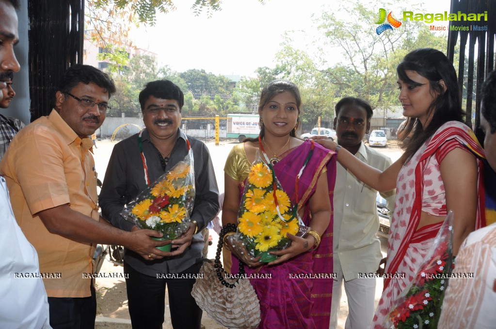 Puvisha Manoharan inaugurates Pochampally IKAT Art Mela at Madhapur, Hyderabad