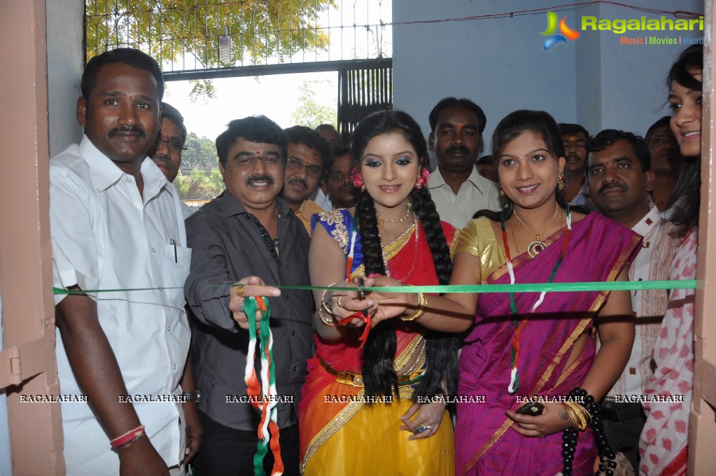 Puvisha Manoharan inaugurates Pochampally IKAT Art Mela at Madhapur, Hyderabad