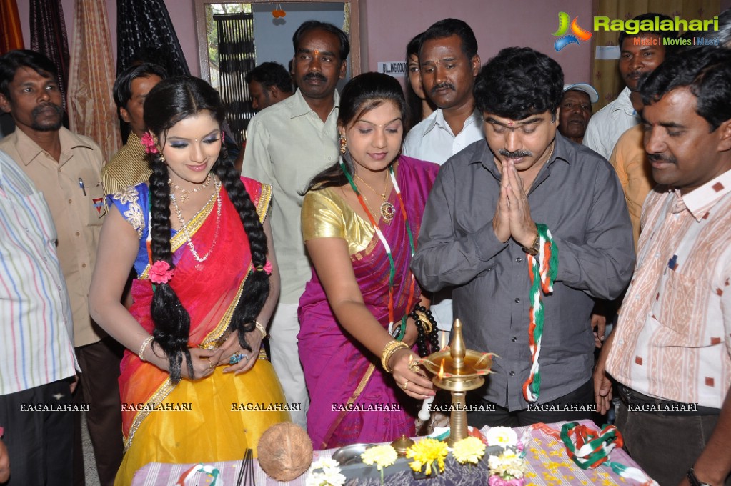 Puvisha Manoharan inaugurates Pochampally IKAT Art Mela at Madhapur, Hyderabad