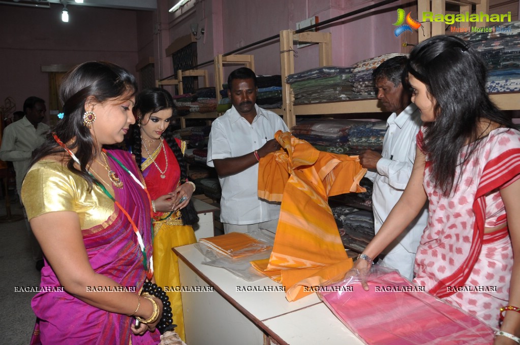 Sri Lakshmi and Padmini inaugurates Pochampally Ikat Art Mela 2013 