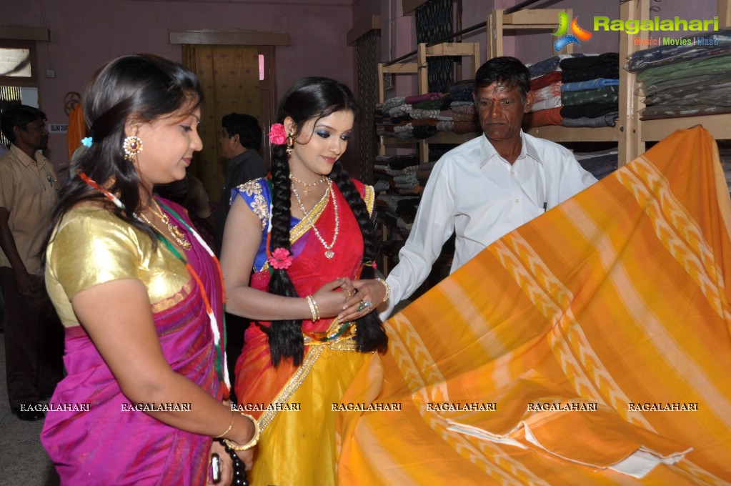 Puvisha Manoharan inaugurates Pochampally IKAT Art Mela at Madhapur, Hyderabad