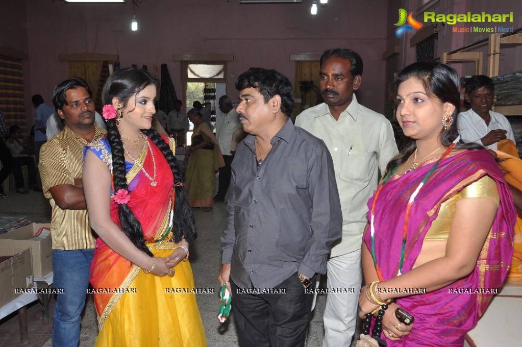 Puvisha Manoharan inaugurates Pochampally IKAT Art Mela at Madhapur, Hyderabad