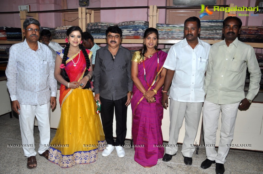 Sri Lakshmi and Padmini inaugurates Pochampally Ikat Art Mela 2013 