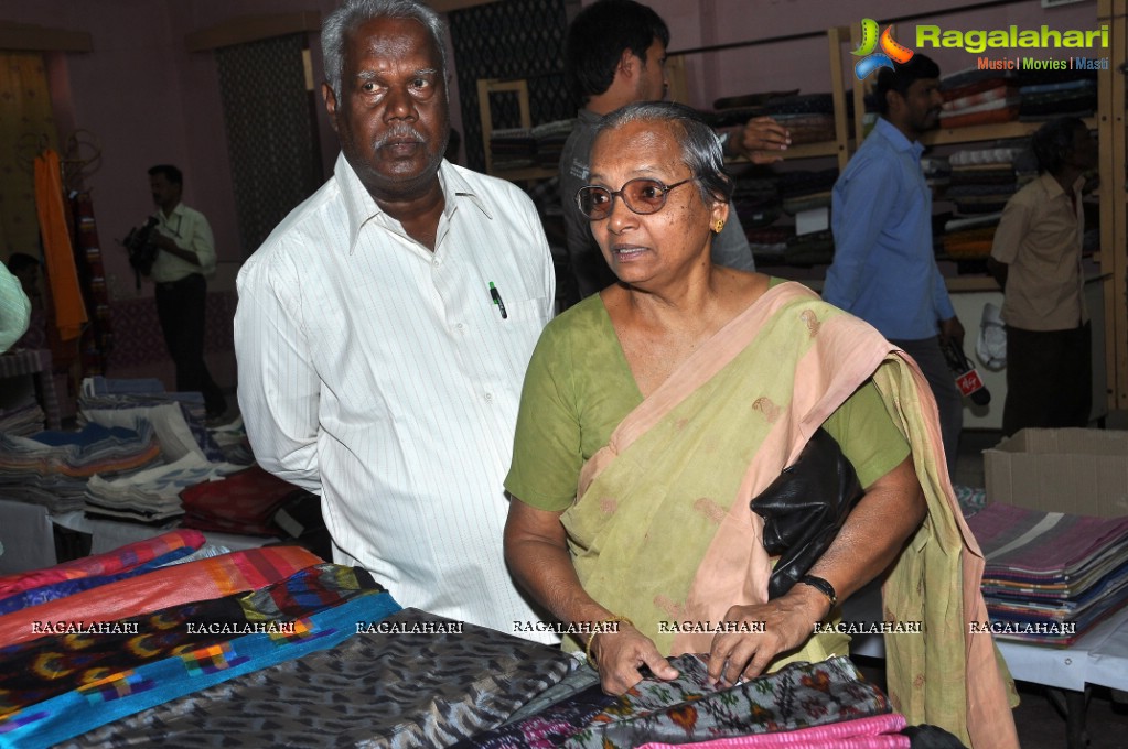 Puvisha Manoharan inaugurates Pochampally IKAT Art Mela at Madhapur, Hyderabad