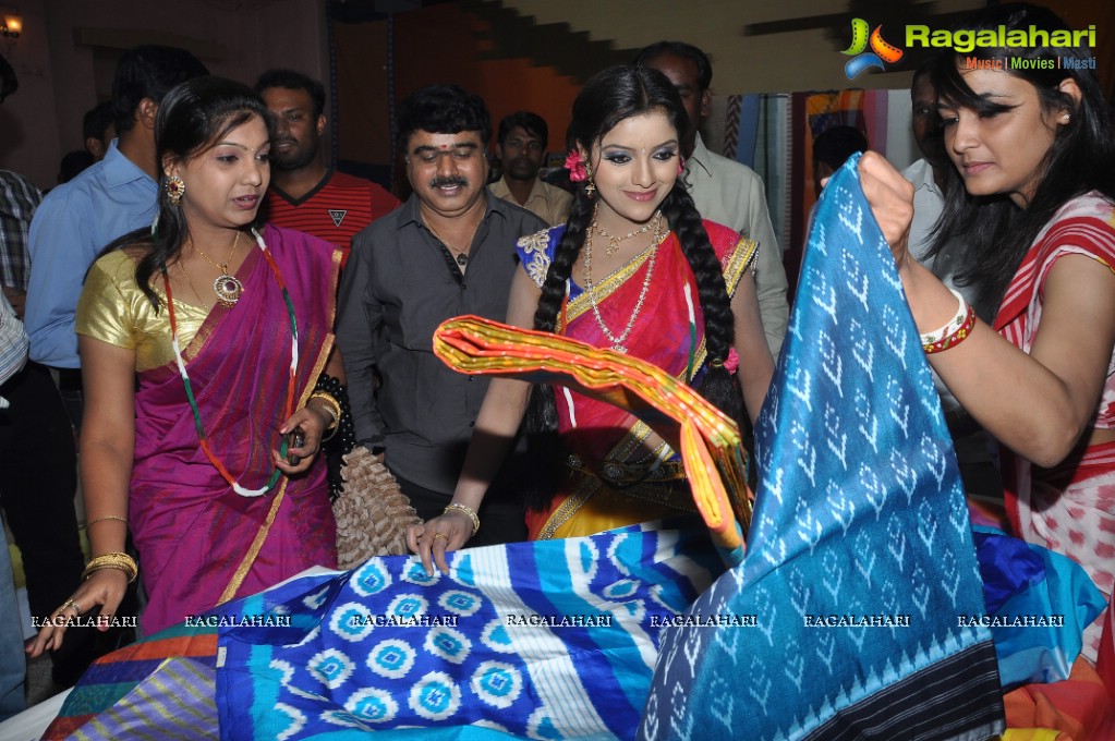 Puvisha Manoharan inaugurates Pochampally IKAT Art Mela at Madhapur, Hyderabad