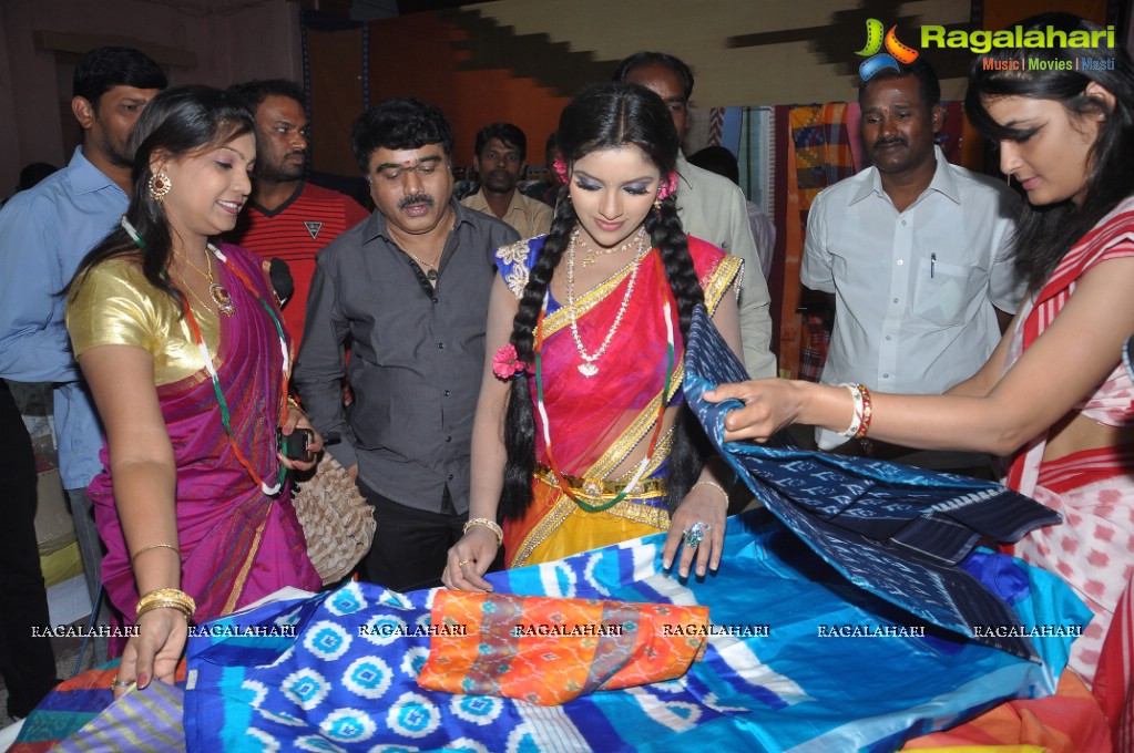 Puvisha Manoharan inaugurates Pochampally IKAT Art Mela at Madhapur, Hyderabad