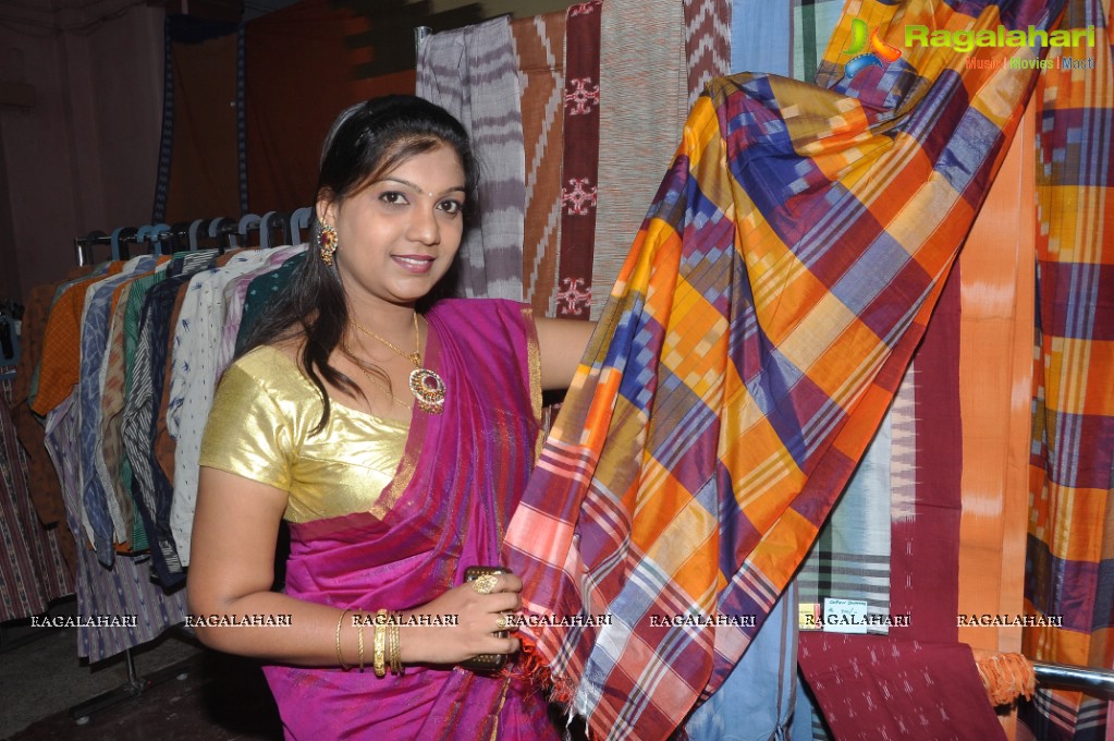 Puvisha Manoharan inaugurates Pochampally IKAT Art Mela at Madhapur, Hyderabad