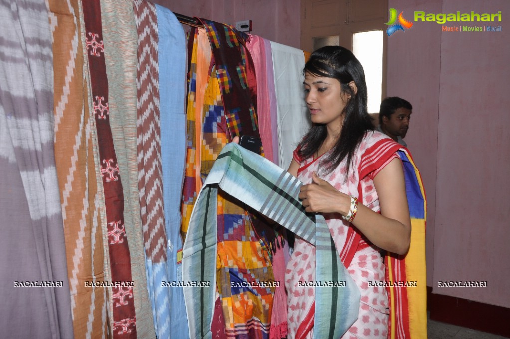 Puvisha Manoharan inaugurates Pochampally IKAT Art Mela at Madhapur, Hyderabad