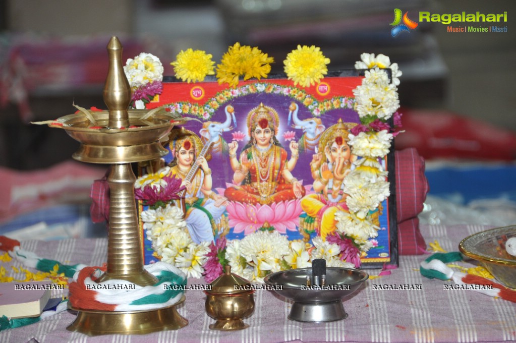 Sri Lakshmi and Padmini inaugurates Pochampally Ikat Art Mela 2013 