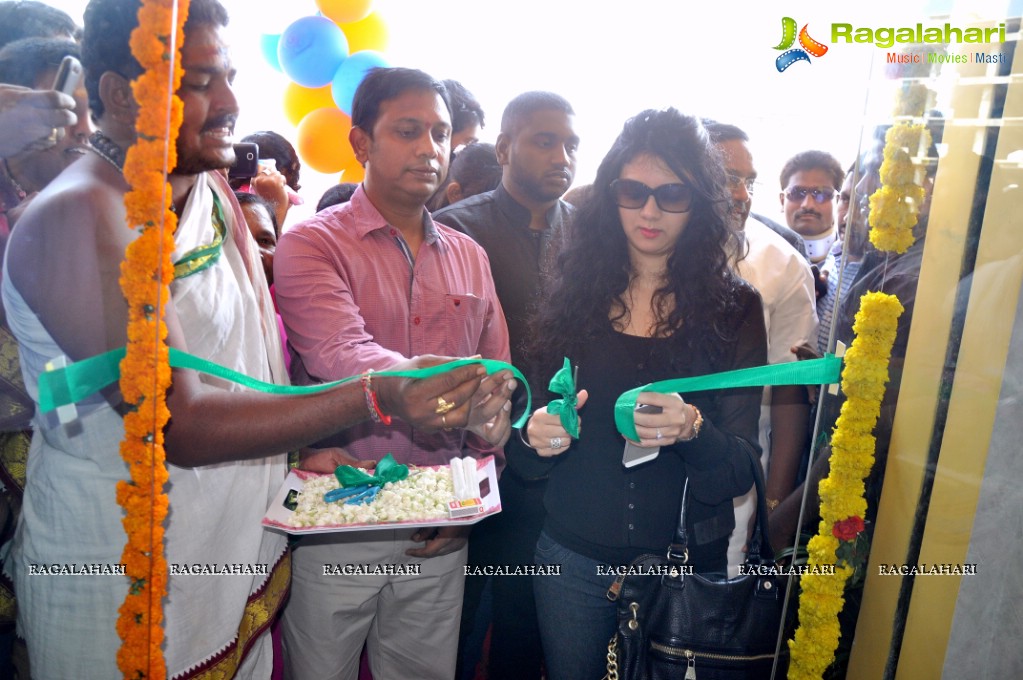 Kamna Jethmalani launches Healthy Curves in Khammam