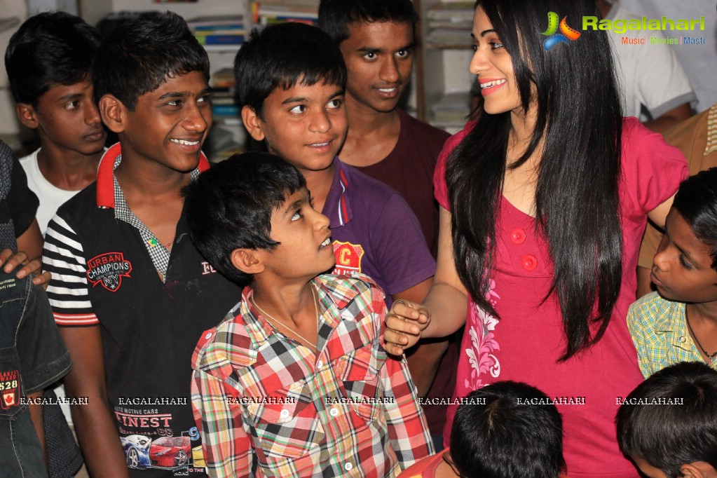 Reshma Rathod celebrates Holi with Orphan Kids at Amma Foundation